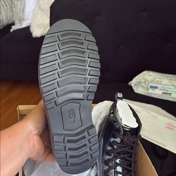 UGG Ryann Boot for Kids - Black Glittery Patent Girls Boots, US 4 🖤💛 - Picture 8 of 8